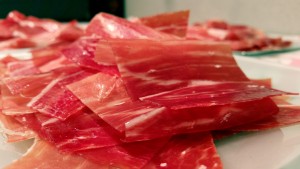 Ibearyske en serrano ham snije yn plakjes