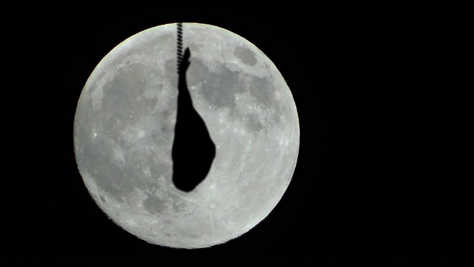 La luna más grande en la noche de San Juan en Barcelona