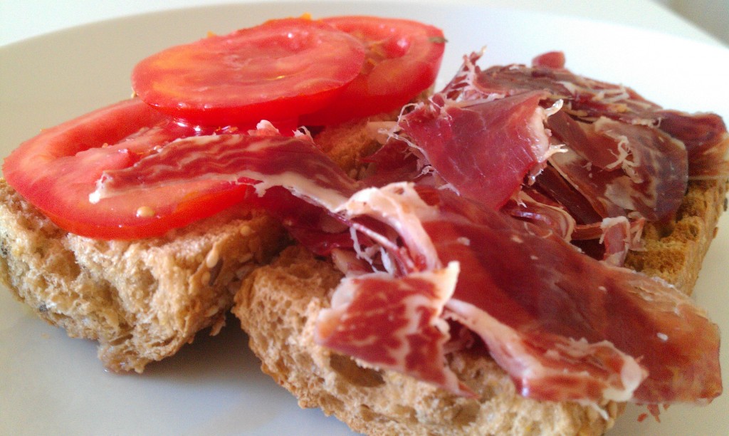 Desayunamos paleta Bellota con pan de cereales…