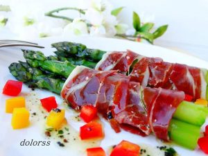 Fagottini di prosciutto iberico di ghianda e asparagi verdi